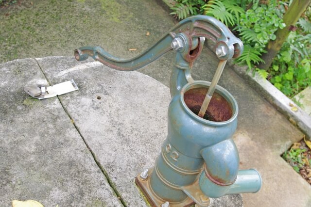 井戸のポンプ