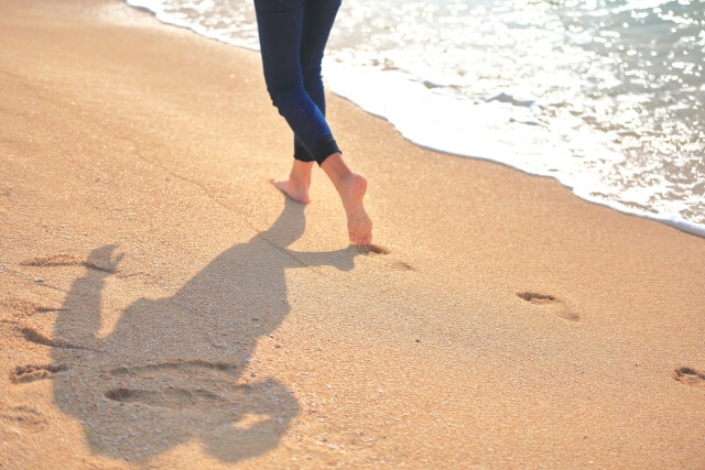 砂浜を歩く女性