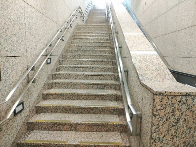 駅の階段